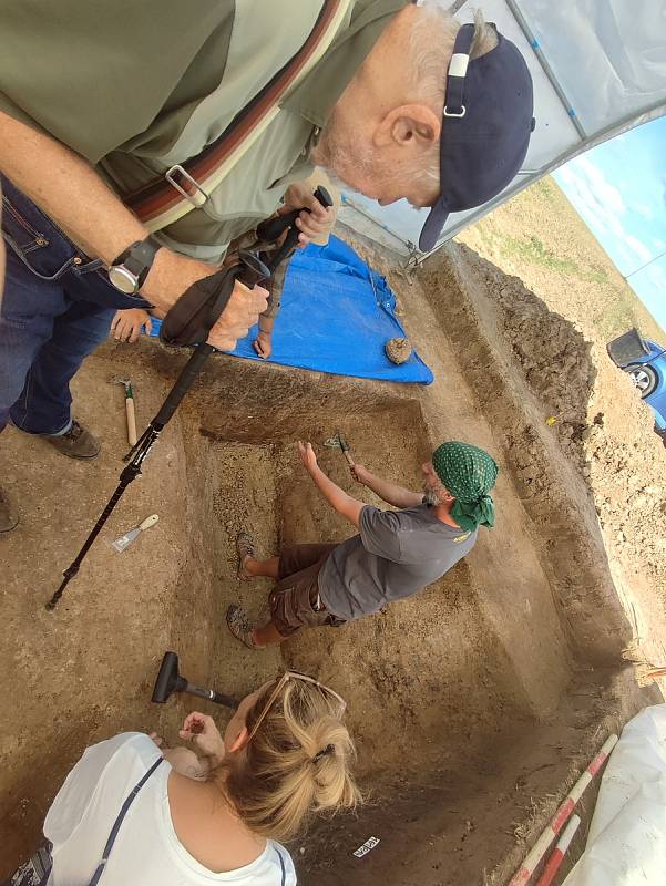 Archeologové zkoumají na poli u Litomyšle unikátní rondel. Našli tu i úlomky keramiky nebo sekeromlat