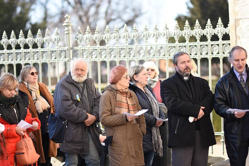 Desítky lidí v Litomyšli se sešly v neděli odpoledne na zámeckém návrší při Modlitbě za Ukrajinu.