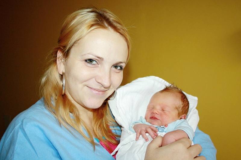 VILIAM VACEK. Malý Svitaváček Viliam se narodil 18. listopadu. Sestřičky si zaznamenaly porodní váhu 3,3 kilogramu a míru 52 centimetrů. Na porodním sále chlapečka přivítal i jeho tatínek.