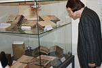 DESÍTKY BIBLÍ najdou lidé v Centru Bohuslava Martinů v Poličce. Muzejníci sáhli do depozitářů, aby představili poklady, které tam měli uložené. Výstava potrvá do 11. listopadu.