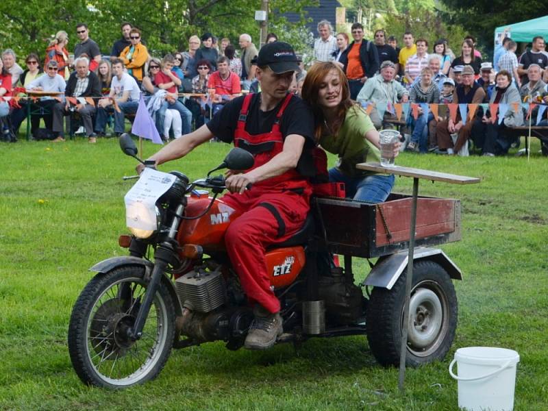 Traktůrky, traktory a další stroje proháněli v sobotu jejich majitelé v Březinách. Místní, ale i borci z okolí dokazovali svou zručnost. Zvládli i jízdu terénem.