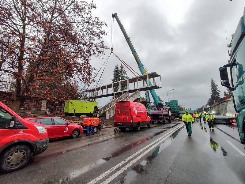 Stavba nového nadchodu přes silnici I/35 v Litomyšli. Jeřáb položil na pilíře postupně oba kusy ocelové lávky.