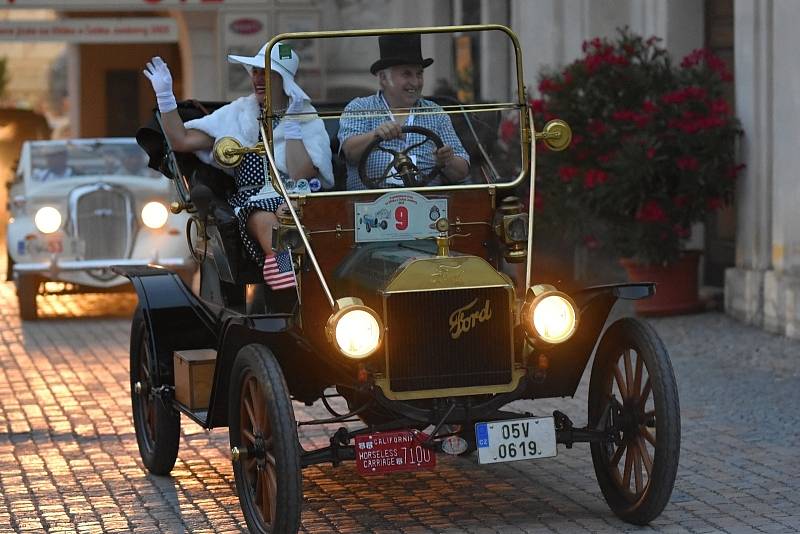 Na 5. ročník Vzpomínkové jízdy na Elišku a Čeňka Junkovy přijelo do Litomyšle okolo 120 veteránů.