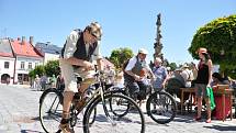 Stará kola  nejsou jen na  dívání. To v Poličce dokázali všichni  cyklisté, kteří na historických bicyklech dorazili. Zúčastnili se totiž závodu kolem radnice.