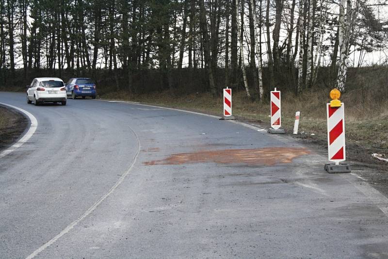 Kamion se na sjezdu směrem na Litomyšl "otřel" o podjezd kousek za Javorníkem, potom naboural do svodidel a nakonec skončil v příkopu na pravé straně silnice.