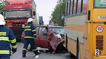 V kopci na silnici I/34 došlo k srážce autobusu s osobním automobilem. Zraněnou řidičku transportoval vrtulník do nemocnice.