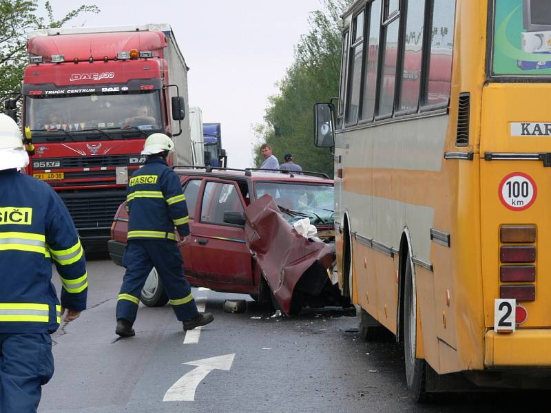 V kopci na silnici I/34 došlo k srážce autobusu s osobním automobilem. Zraněnou řidičku transportoval vrtulník do nemocnice.