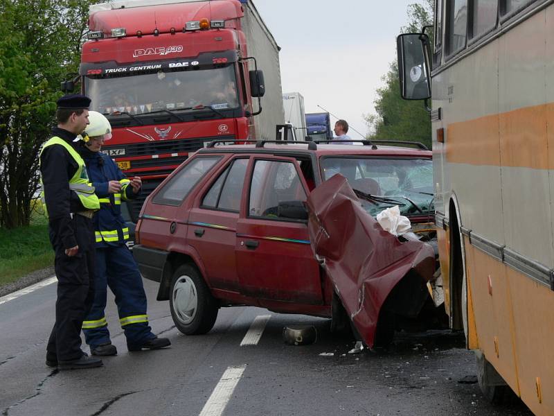 V kopci na silnici I/34 došlo k srážce autobusu s osobním automobilem. Zraněnou řidičku transportoval vrtulník do nemocnice.