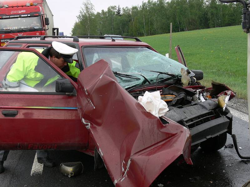 V kopci na silnici I/34 došlo k srážce autobusu s osobním automobilem. Zraněnou řidičku transportoval vrtulník do nemocnice.