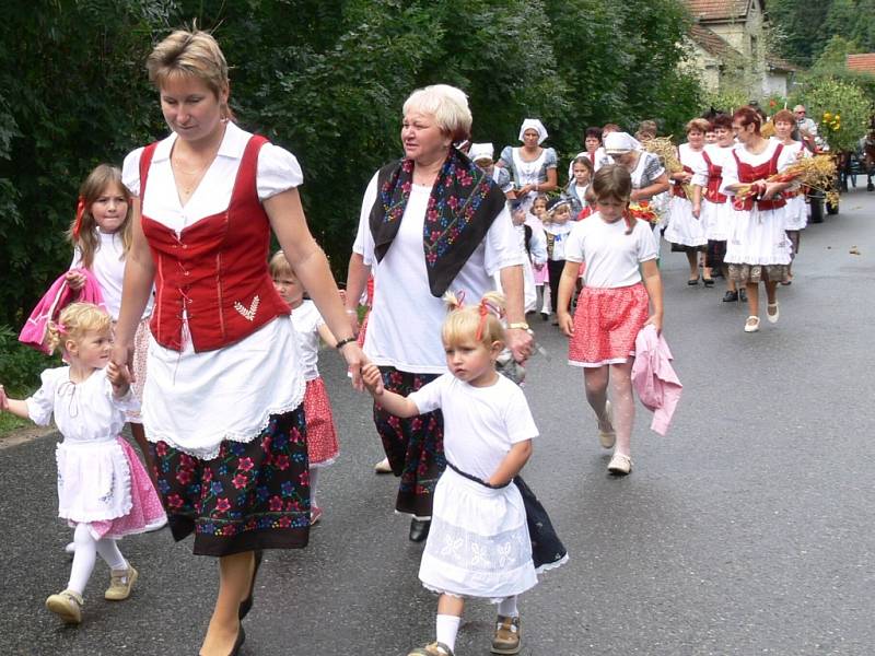 Dožínky v Trstěnici. Do průvodu se zapojily i nejmenší děti.