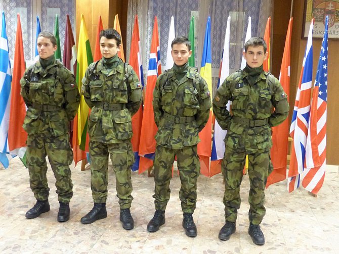 ŽÁCI Michal Gula, Antonín Kutálek, Martin Karen a René Sunkovský byli odměněni pamětní mincí a pochvalou velitele vojenské školy.