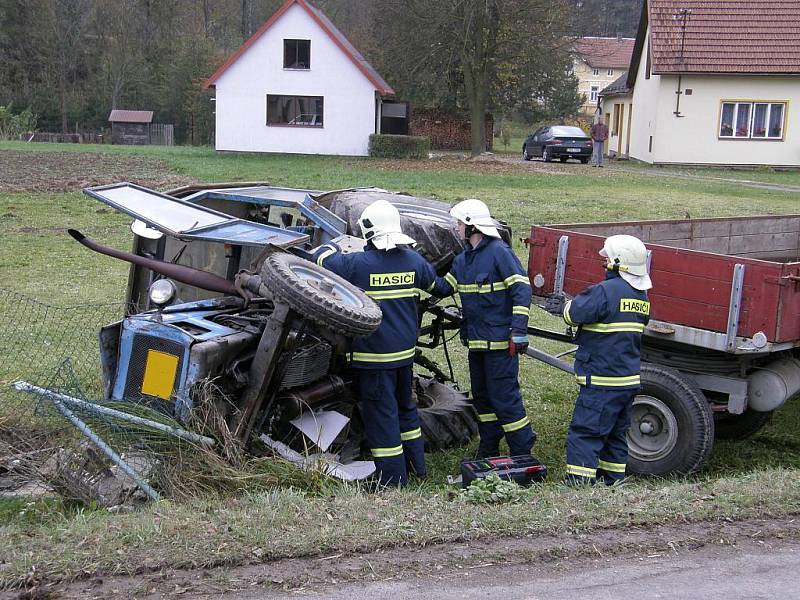 Traktorista připravil část Sádku o plyn.