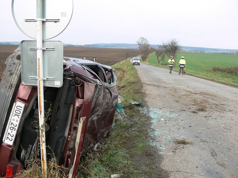 Děsivě vypadající havárie komplikovala v úterý odpoledne provoz na silnici z Litomyšle u Němčic