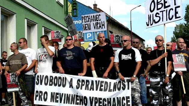 Protestní pochod skinů z Čech a Slovenska se zastavil u restaurace, kde se vražda odehrála.