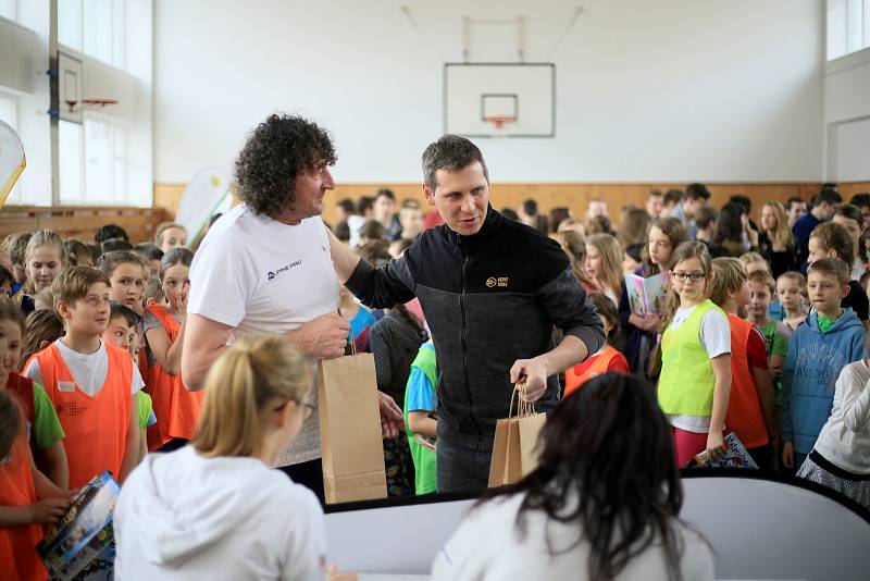 Školáci v Jevíčku si zatrénovali s výškařkou Michaelou Hrubou.