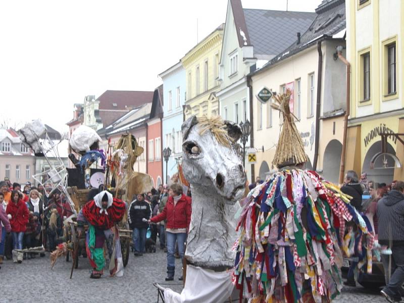 ÚSMĚVNÉ SCÉNKY pouličního divadla Kvelb, dechovka, zabíjačkové dobroty a hlavně dobrá nálada, to vše zažívali v sobotu  lidé na masopustním veselí ve Svitavách.  