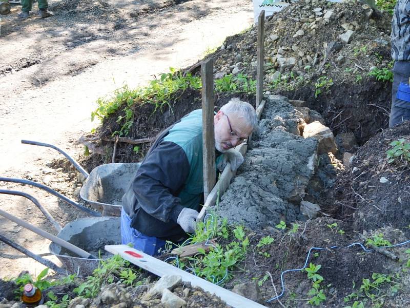 Základy pod obnovenou zvonici v Horákově Lhotě jsou téměř hotové. Parta nadšenců si přeje, aby byla na svém místě pod lípou ještě v letošním roce.