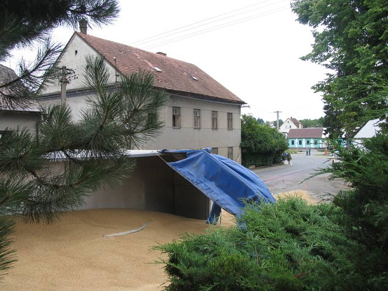 Nehoda v Městečku Trnávka, kamion s tunami obilí se převrátil na bok