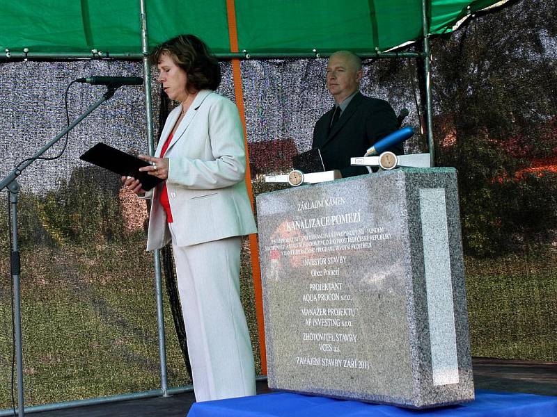 Poklepáním základního kamene odstartovala v Pomezí výstavba kanalizace. 