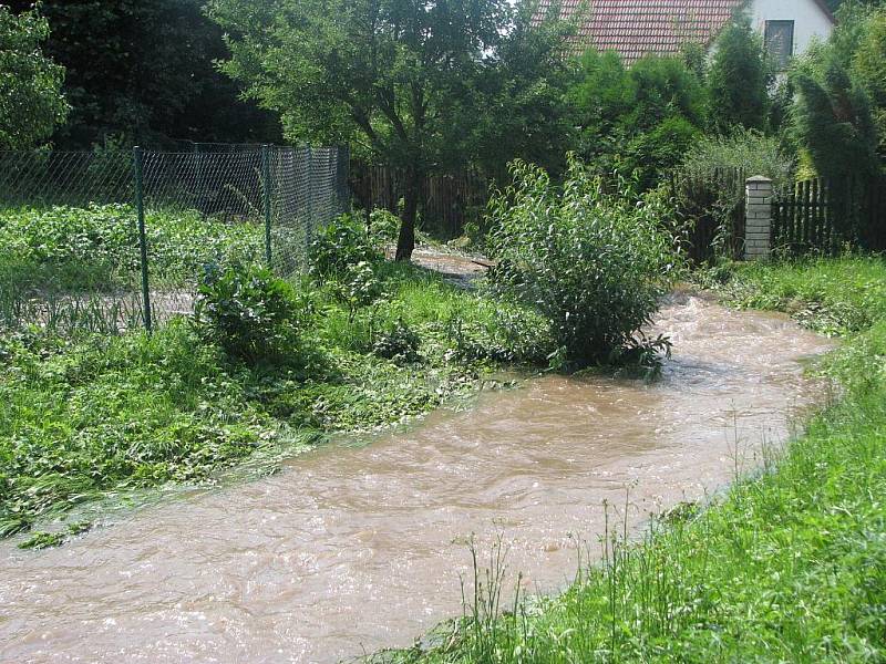 Boršově přišel déšť nečekaně. Zvedl hladinu potoka a poškodil zahrádky.