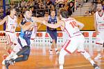 Zasloužené vítězství si ze Svitav odvezli kolínští basketbalisté (v modrém).