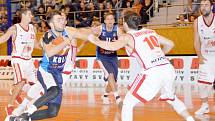 Zasloužené vítězství si ze Svitav odvezli kolínští basketbalisté (v modrém).