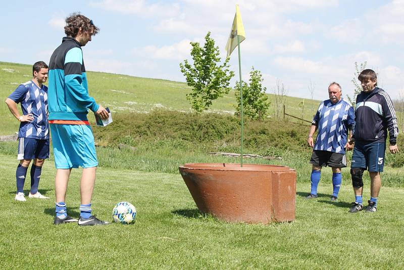 Ze zápolení fotbalgolfistů na hřišti u Primátorské hráze v Litomyšli.