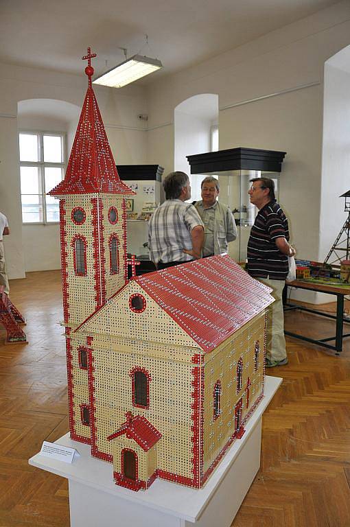 Stavebnice Merkur  baví kluky dneska stejně jako před  padesáti lety.  V muzeu v Litomyšli  je nyní k vidění z děrovaných plíšků  model  Eiffelovy věže, kostela i ruského kola.  