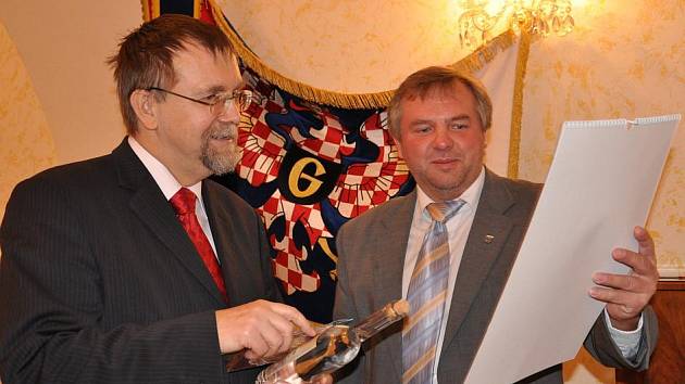 Podpis smlouvy na dvacet pět milionů korun na rekonstrukci náměstí v Jevíčku.