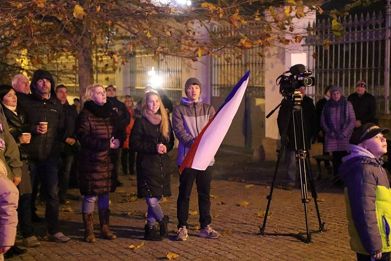 V Litomyšli si lidé připomněli 32.výročí sametové revoluce. Na náměstí Václava Havla se uskutečnilo shromáždění. V kině byl následně promítnut film ATA.