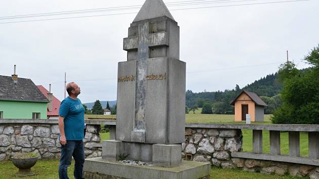 Památník osídlení vznikl přetvořením původního památníku obětem první světové války. Po odkrytí betonových desek ukázal skutečnou podobu.