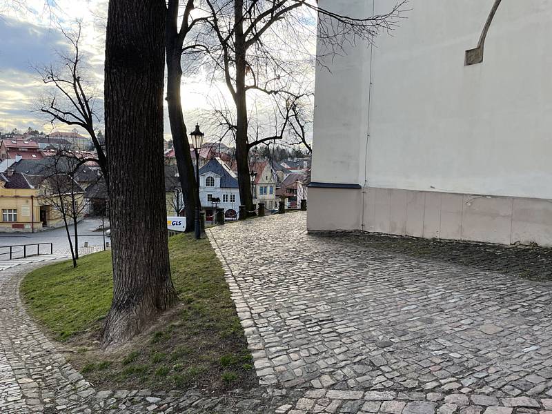 Jindy plná podloubí a ulice Litomyšle zejí o víkendech v Litomyšli prázdnotou. Stejně tak Klášterní zahrady. Podívejte se na "vylidněné" město.