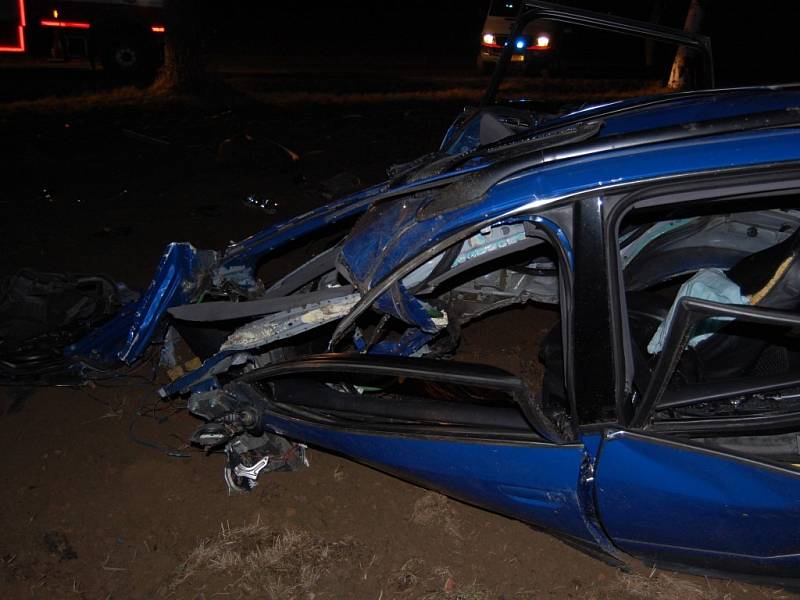 U obce Lezník havaroval v noci na neděli osobní automobil Audi A6, po nárazu do stromu byl odmrštěn do pole