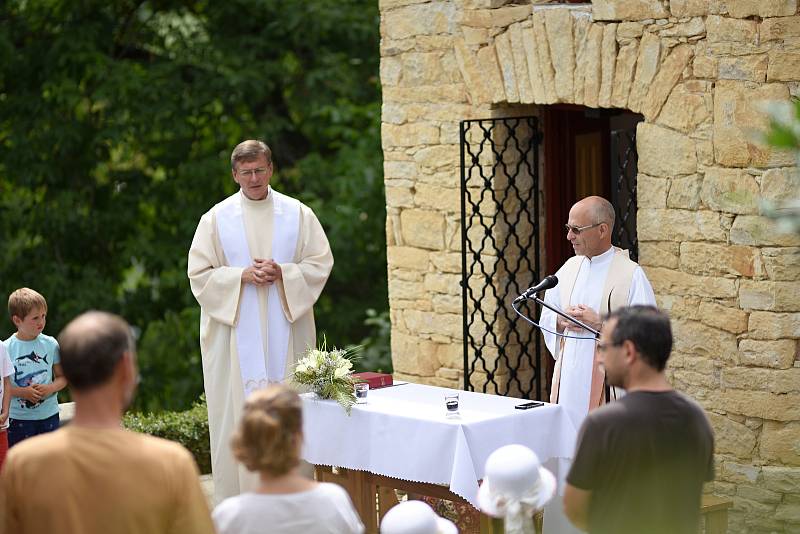 Při bohoslužbě v Příluce byly požehnány nové kroje. Obec má kroje po 70 letech.