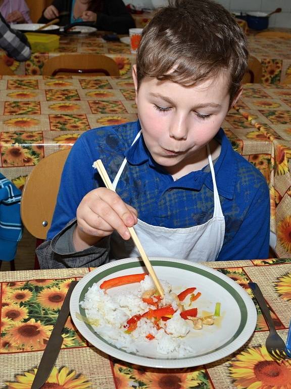 Týmová spolupráce a zkušený dozor paní Huang napomohly malým kuchařům k jídlu, které si pochvalovali.