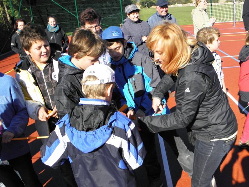 DĚTI Z MORAŠIC mají nové hřiště. Obec jej vybudovala za peníze z nového rozpočtového určení daní.