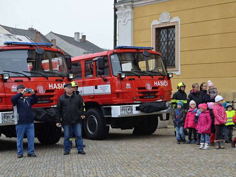 Slavností předání pětadvaceti hasičských aut se uskutečnilo na Palackého náměstí. 