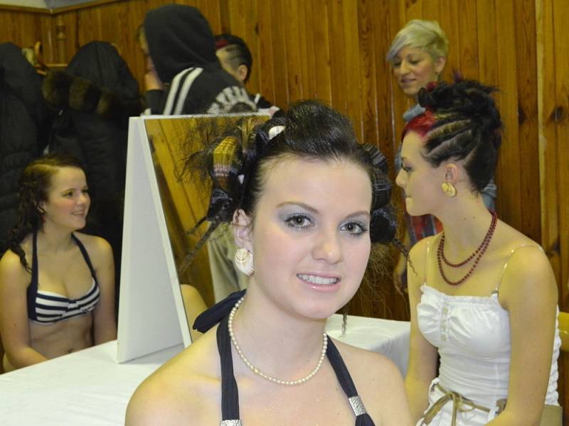 KADEŘNICE v Poličce soutěžily o postup na  mezinárodní soutěž Kalibr cup v Lanškrouně. Použily všechny dostupné prostředky, laky na vlasy, žehličky i krepovačky. 