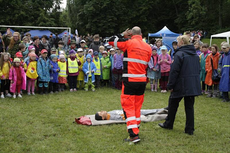 Záchranáři ukázali dětem základy první pomoci