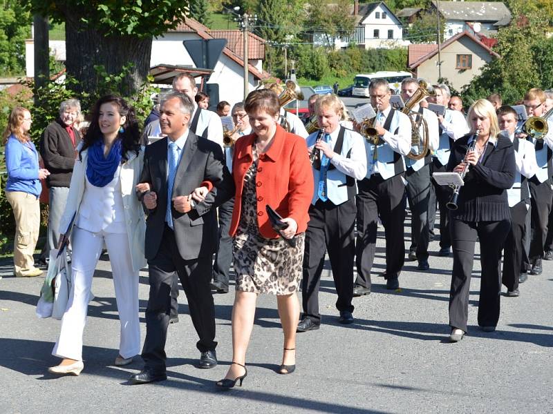 MILOVNÍCI ovocných pálenek měli v sobotu svůj svátek. Na Lubenské šťopičce si je vychutnávali.