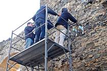 PRŮZKUM věže hradu speciálním geofyzikálním radarem odhalil dutý prostor ve zdivu, kde se něco, či někdo ukrývá...
