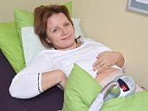 MILUŠE MAUEROVÁ z Radiměře podstoupila v salonu krásy kryolipolýzu. Zatímco jí přistroj zmrazovat tukové buňky na bříšku, relaxovala.