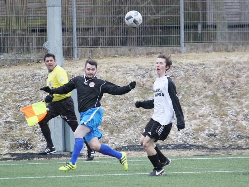 Dva nadmíru cenné body vybojovali ve své jarní premiéře litomyšlští fotbalisté (v černých dresech).