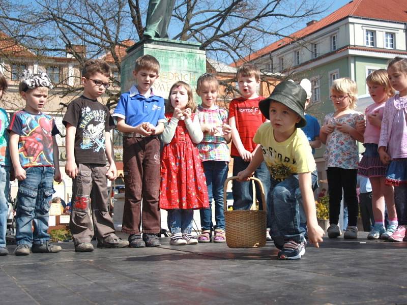 JARMARK ke Dni Země  zaujal. Lidé si vyzkoušeli řemesla se žáky speciální školy. Nakoupili zajímavé zboží ve stáncích. Na pódiu se střídala vystoupení mateřských i základních škol. 