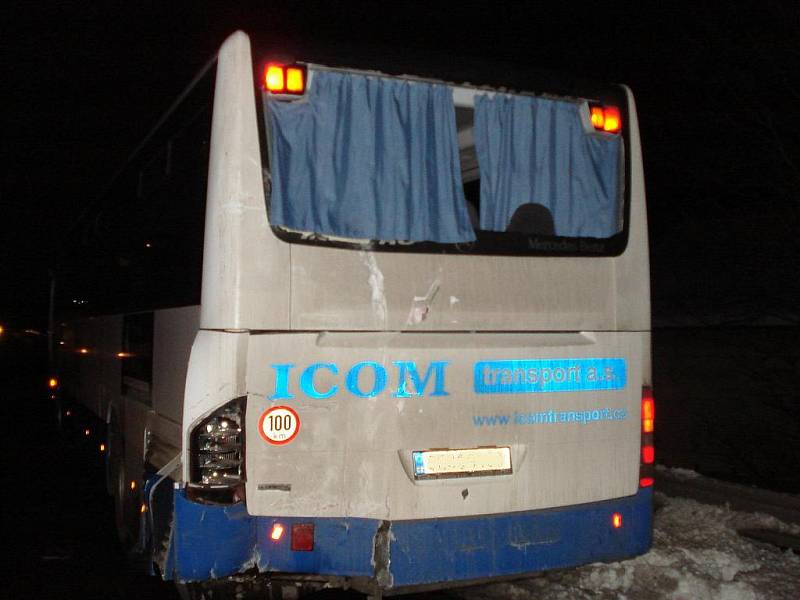 Srážka autobusu a kamionu na trase z Litomyšle do Vysokého Mýta.