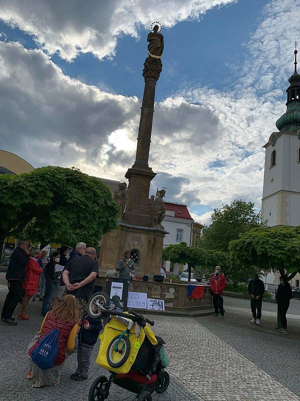 Ve čtvrtek navečer lidé demonstrovali ve Svitavách na náměstí.