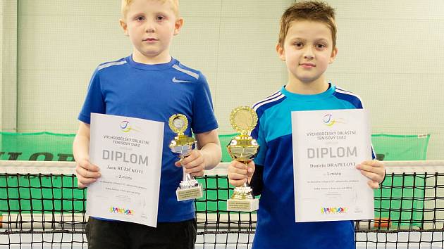 Nejlepší žáci východních Čech v kategorii babytenis. Napravo je vítězný Daniel Drápela, vlevo stříbrný Jan Růžička.