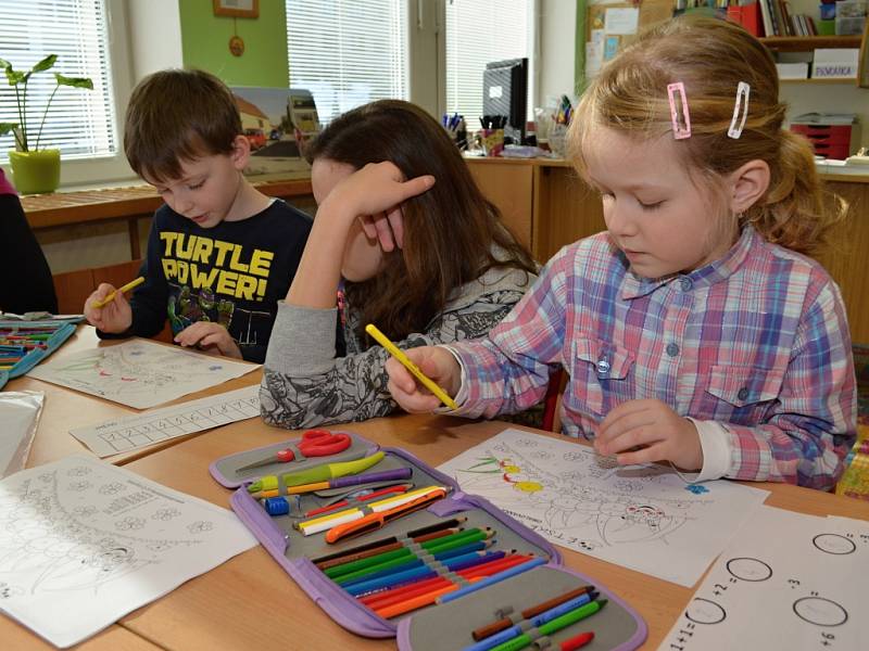  Předávání vysvědčení na Základní škole U Školek se lišilo v mnoha ohledech. Žáci prvních ročníků nejprve absolvovali cestu za vysvědčením, při které si zábavnou formou zopakovali co všechno umí. 