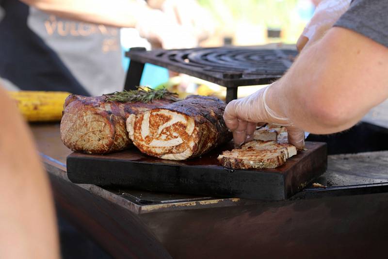 V neděli Litomyšlská veselice vyvrcholila společným obědem, kdy se podávala pečená husa. Amatérští pekaři soutěžili o nejlepší chleba.