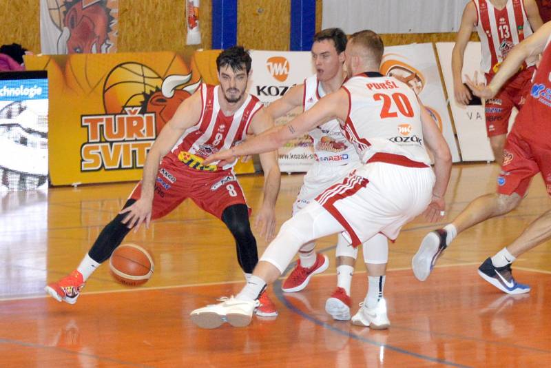 Svitavští basketbalisté nestačili na krajského rivala z Pardubic.